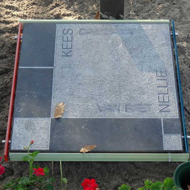 een grafsteen voor een algemeen graf, geïnspireerd op de kunstenaar Mondriaan