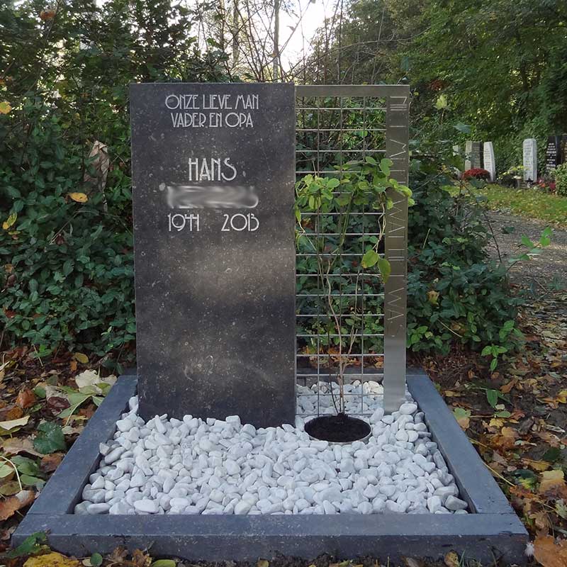 Bij dit grafmonument geeft het RVs alle ruimte aan de stokroos