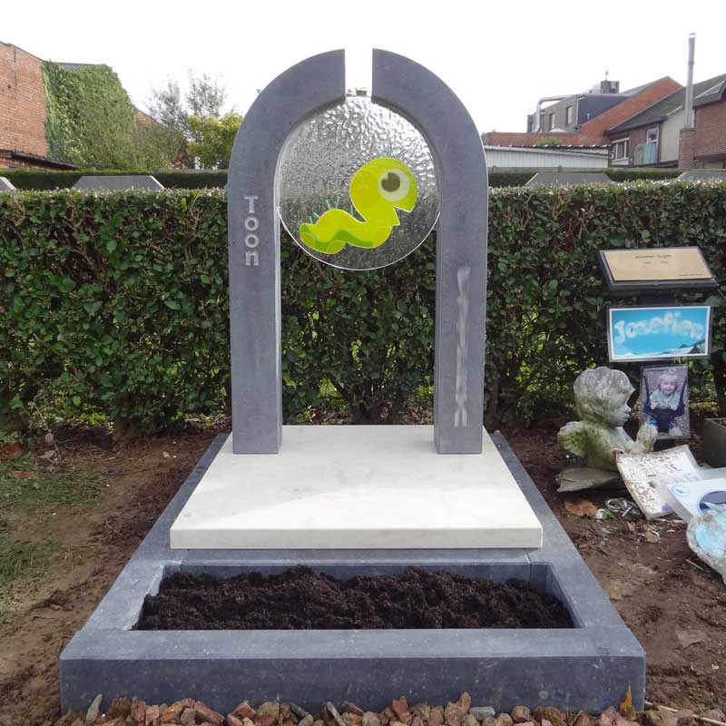 de rups in dit grafmonument is ontworpen door de vader