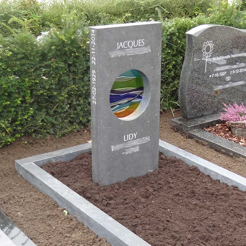 Grafmonument met glazen paneel