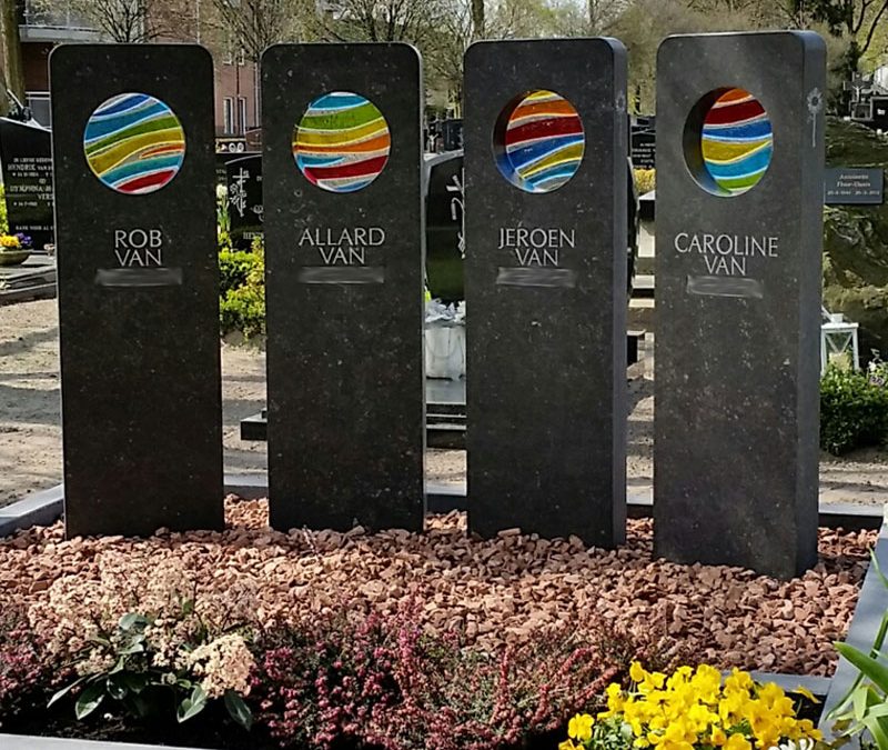 grafmonument bestaande uit vier grafstenen voor heel gezin