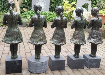 4 bronzen meisjes op een rij...